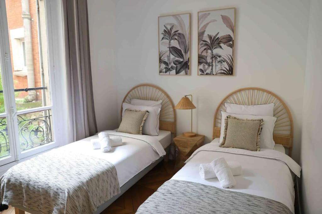 Charming 3 Bedroom Haussmannien In 17th * Parijs