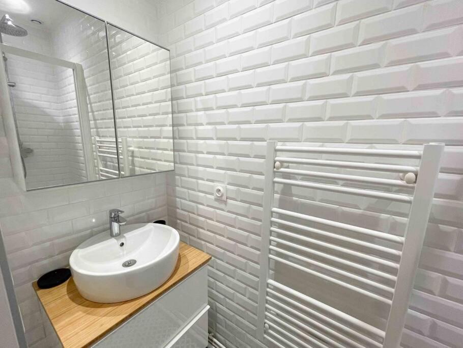 Charming 3 Bedroom Haussmannien In 17th Appartement Parijs