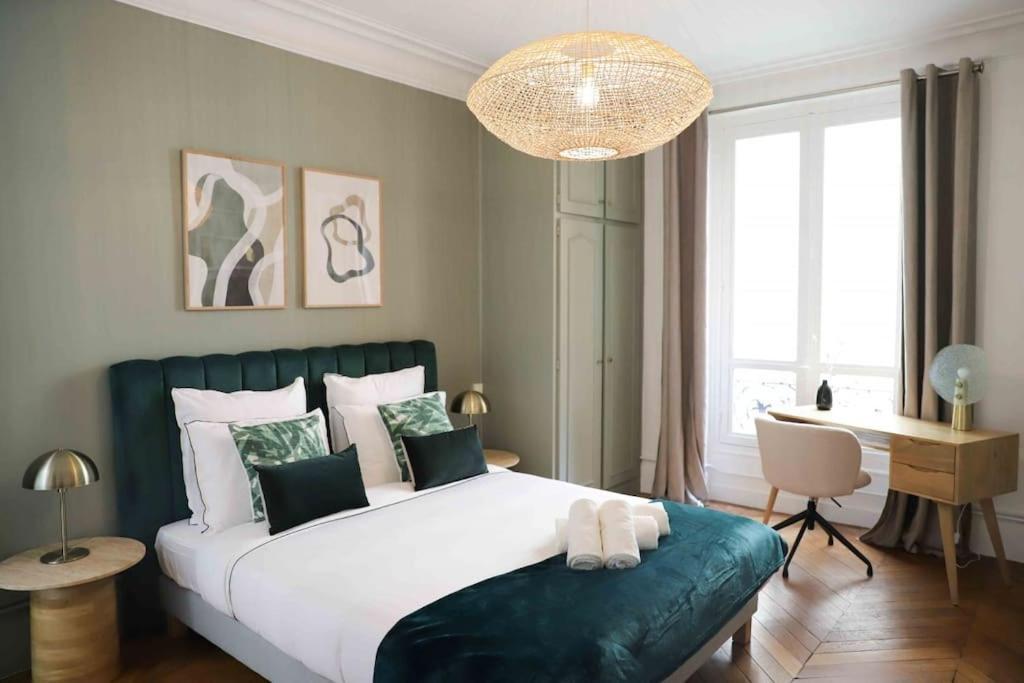 Appartement Charming 3 Bedroom Haussmannien In 17th Parijs