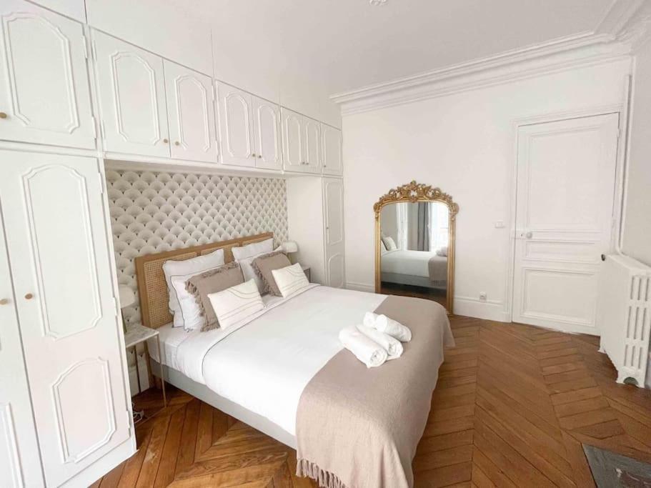 Charming 3 Bedroom Haussmannien In 17th * Parijs