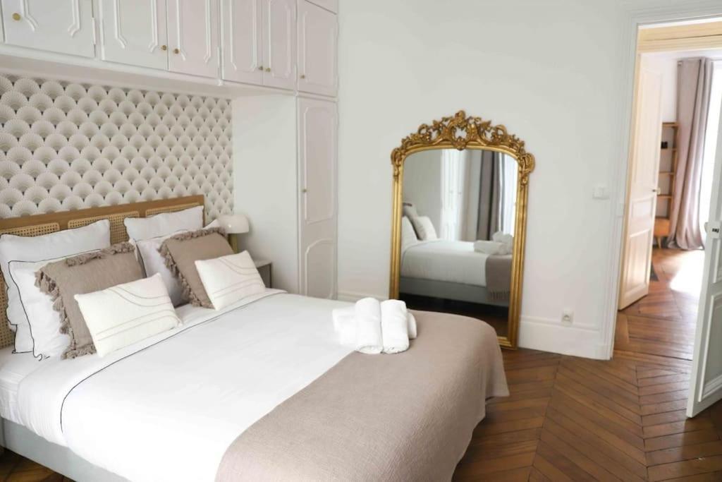 Charming 3 Bedroom Haussmannien In 17th * Parijs