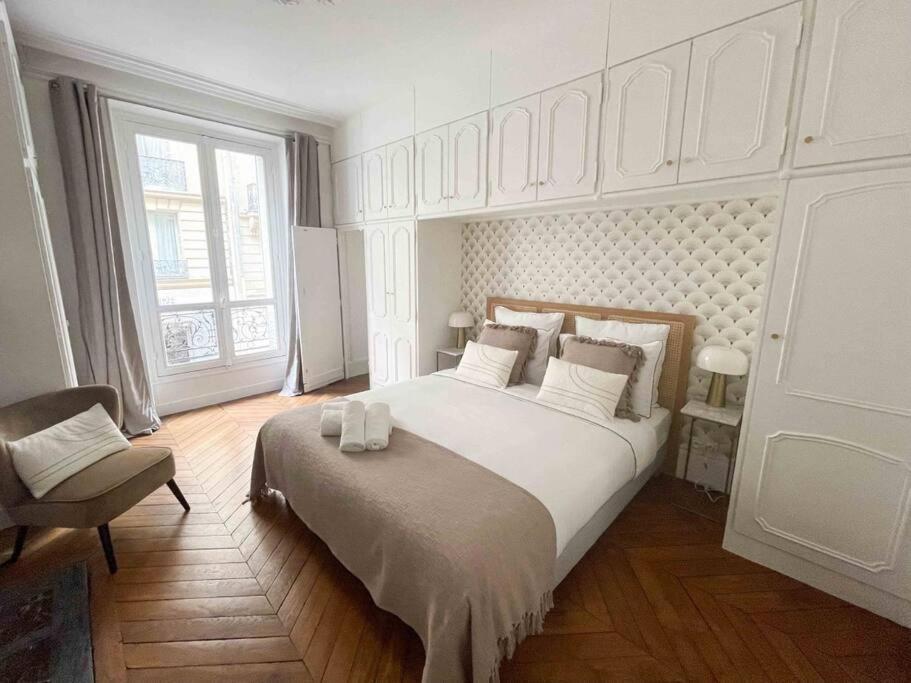 Charming 3 Bedroom Haussmannien In 17th Appartement Parijs